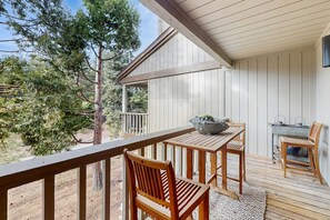 Outdoor dining - Elegant Condo with a Great Kitchen, Fireplace, Decks, Near Lake and Skiing (Kings Beach)