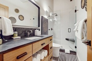 Shower, hair dryer, towels - Elegant Condo with a Great Kitchen, Fireplace, Decks, Near Lake and Skiing (Kings Beach)