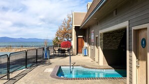 Un'area piscina con vista sul mare, un edificio con un basculante e un patio recintato.