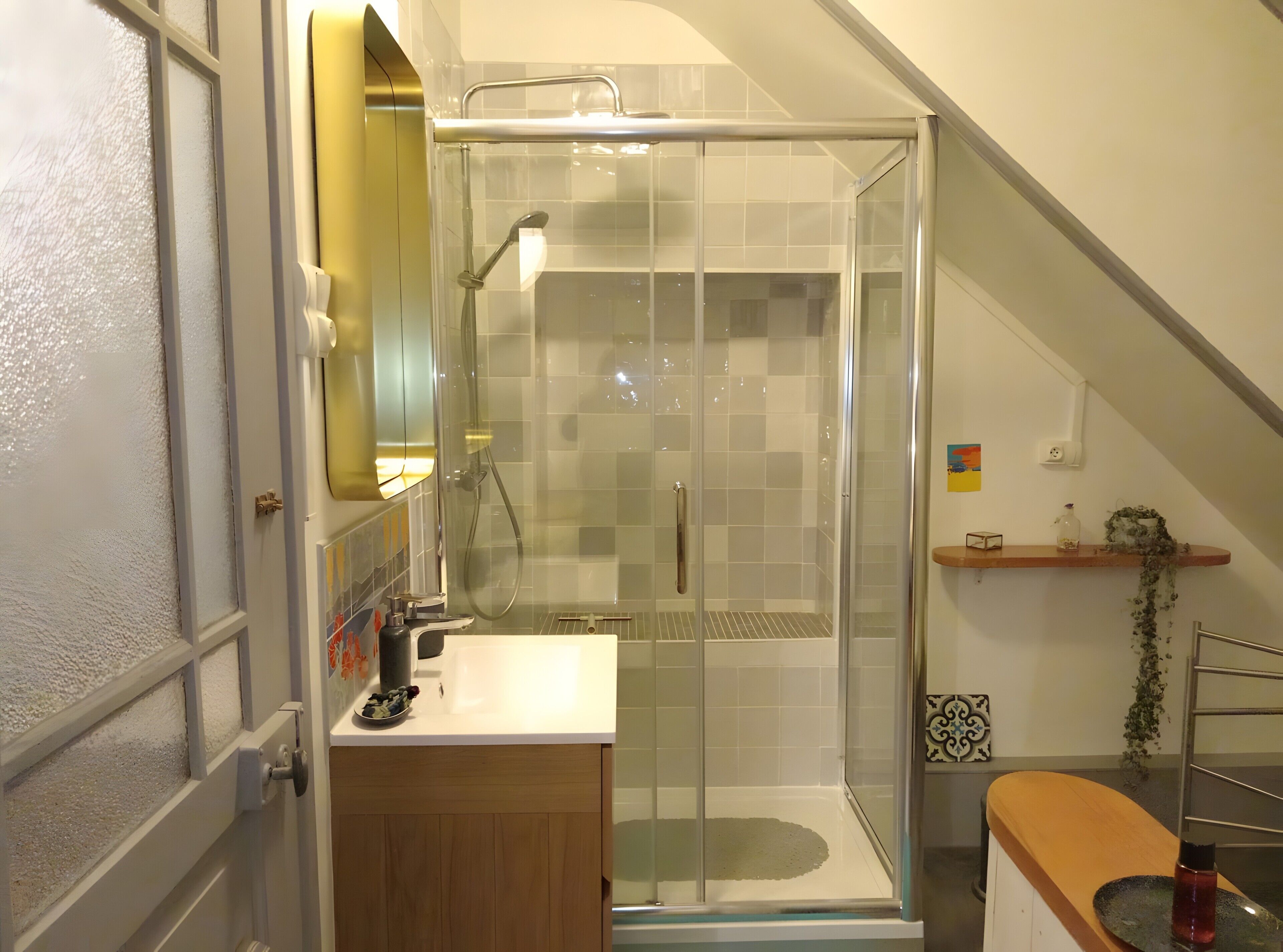 Een douche, een haardroger, handdoeken