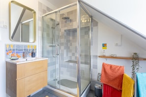 Shower, hair dryer, towels