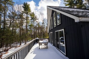 Outdoor dining - Private Fire Pit Pool Table Barry Manor (Barryville)