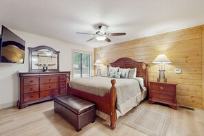 Desk, iron/ironing board, travel cot, WiFi - Magical mountain home with movie theater, 9-person hot tub & full kitchen (Truckee)