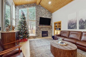 TV, fireplace, DVD player, offices - Magical mountain home with movie theater, 9-person hot tub & full kitchen (Truckee)