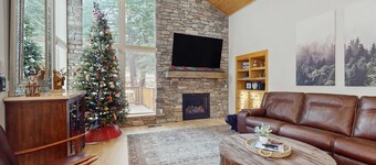 Magical mountain home with movie theater, 9-person hot tub & full kitchen