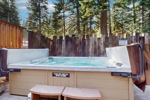 Outdoor spa tub - Magical mountain home with movie theater, 9-person hot tub & full kitchen (Truckee)