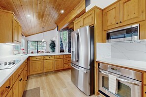 Fridge, microwave, oven, stovetop - Magical mountain home with movie theater, 9-person hot tub & full kitchen (Truckee)