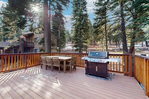 Outdoor dining - Magical mountain home with movie theater, 9-person hot tub & full kitchen (Truckee)