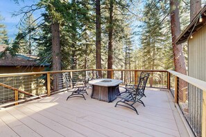 Outdoor dining - South Lake Tahoe Retreat: Skiing & Lakeside Fun! (South Lake Tahoe)