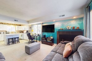 TV, fireplace, offices - Family-friendly townhouse with WiFi, streaming, W&D, and close to skiing (South Lake Tahoe)