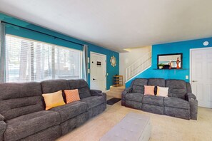 TV, fireplace, offices - Family-friendly townhouse with WiFi, streaming, W&D, and close to skiing (South Lake Tahoe)