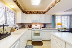 Fridge, microwave, oven, stovetop - Family-friendly townhouse with WiFi, streaming, W&D, and close to skiing (South Lake Tahoe)