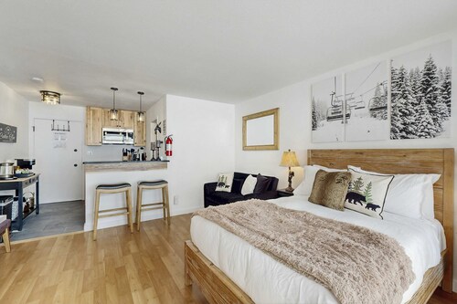 Cozy studio condo with kitchenette, deck, WiFi, & nearby activities