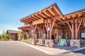 Exterior - Cozy studio condo with kitchenette, deck, WiFi, & nearby activities (Truckee)