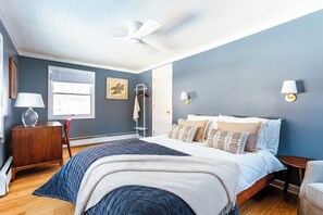 Escritorio, cuna de viaje, wifi gratis y ropa de cama