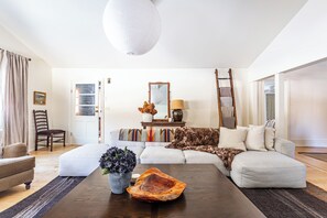 Living area - Chic Catskill Retreat Casa Cochecton (Cochecton)