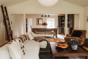 Smart TV, fireplace, computer monitors - Wren Cottage - Design Cabin with Secret Brook (Cochecton)