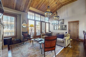 Living area - Modern condo with shared hot tub, fireplace, and walk to lifts - golf nearby (Truckee)