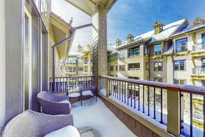 Property grounds - Modern condo with shared hot tub, fireplace, and walk to lifts - golf nearby (Truckee)
