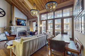 Living area - Modern condo with shared hot tub, fireplace, and walk to lifts - golf nearby (Truckee)