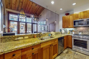 Fridge, microwave, oven, stovetop - Modern condo with shared hot tub, fireplace, and walk to lifts - golf nearby (Truckee)