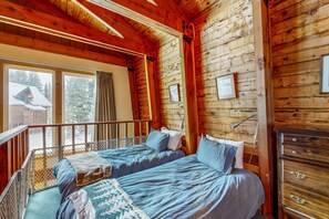 Travel cot, WiFi, bed sheets - Cozy cabin in the heart of nature with wood fireplace, deck & loft (Soda Springs)
