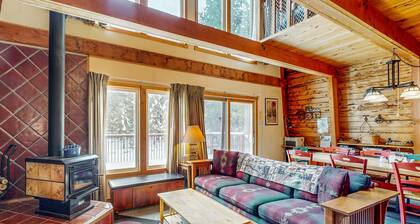 Cozy cabin in the heart of nature with wood fireplace, deck & loft