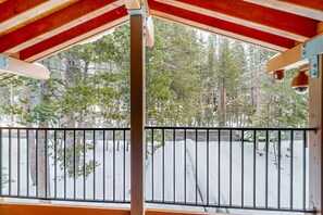Property grounds - Cozy cabin in the heart of nature with wood fireplace, deck & loft (Soda Springs)