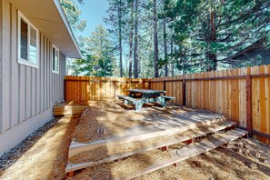 Outdoor dining - Spacious, rustic home with modern appliances, arcade games, & dog friendly (South Lake Tahoe)
