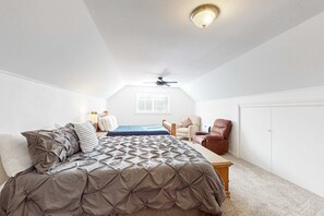 Desk, iron/ironing board, WiFi, bed sheets - Spacious, rustic home with modern appliances, arcade games, & dog friendly (South Lake Tahoe)