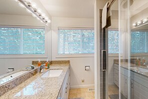 Shower, hair dryer, towels, shampoo - Spacious, rustic home with modern appliances, arcade games, & dog friendly (South Lake Tahoe)