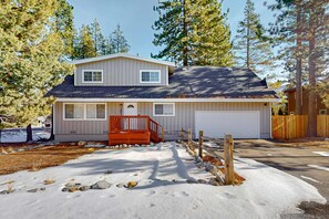 Exterior - Spacious, rustic home with modern appliances, arcade games, & dog friendly (South Lake Tahoe)