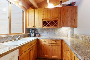 Fridge, microwave, oven, stovetop - Cozy condo with fireplace, nearby skiing, WiFi and balcony with views (Northstar - Truckee)