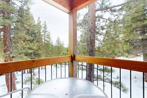 Property grounds - Cozy condo with fireplace, nearby skiing, WiFi and balcony with views (Northstar - Truckee)