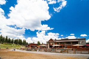 Exterior - Cozy condo with fireplace, nearby skiing, WiFi and balcony with views (Northstar - Truckee)