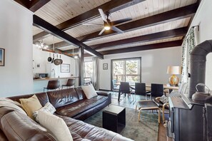 Offices - Walk to Ski Lift - Modern Top-Floor Mountain-View Getaway Near Scenic Trails (Alpine Meadows)