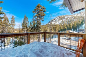 Property grounds - Walk to Ski Lift - Modern Top-Floor Mountain-View Getaway Near Scenic Trails (Alpine Meadows)