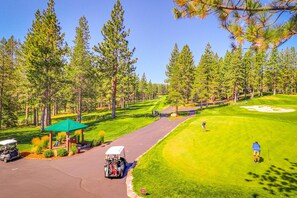 Golf - Woodland Retreat with Private Multi-Level Deck & Backyard Creek (Truckee)