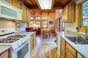 Fridge, microwave, oven, stovetop - Lovely lodge with a pool table, access to slopes & more (NorthStar-Truckee)