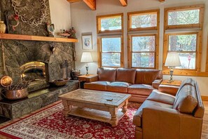 TV, fireplace, stereo, offices - Lovely lodge with a pool table, access to slopes & more (NorthStar-Truckee)