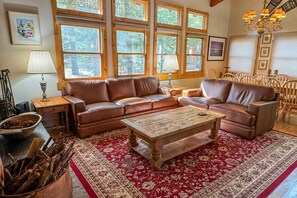TV, fireplace, stereo, offices - Lovely lodge with a pool table, access to slopes & more (NorthStar-Truckee)