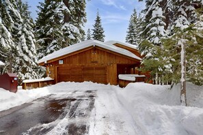 Exterior - Rustic home with wood stove, deck, open floor plan, & nearby activities (Carnelian Bay)