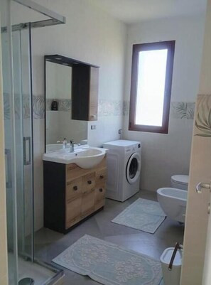 Shower, hair dryer, bidet, toilet paper - Maison Angelo - Sea & mountain views, panoramic terrace in Sardinia (La Maddalena)