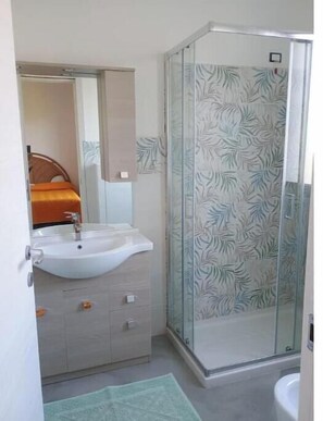 Shower, hair dryer, bidet, toilet paper - Maison Angelo - Sea & mountain views, panoramic terrace in Sardinia (La Maddalena)