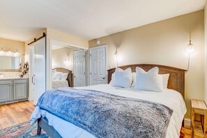3 bedrooms, WiFi, bed sheets - Two-story mountain-view condo with balcony, fireplace & pool - dog-friendly (Incline Village)