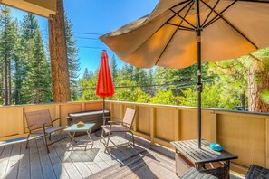 Terrace/patio - Two-story mountain-view condo with balcony, fireplace & pool - dog-friendly (Incline Village)