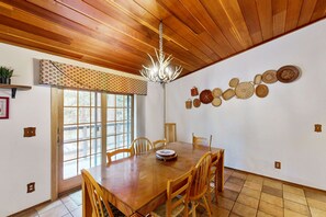 Dining - Dog-friendly retreat in Incline Village with fireplace & washer&dryer (Incline Village)