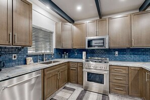 Private kitchen - Sleek condo with deck, BBQ, board games, and streaming (Incline Village)