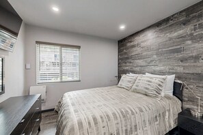 Room - Sleek condo with deck, BBQ, board games, and streaming (Incline Village)