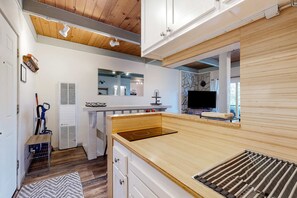 Interior - Ski dream walkable to lifts - 2 decks, WFH area & shuttle pick-up across street (Stateline)